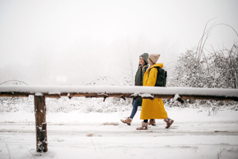 Kvinder går i snevejr. Foto: GettyImages/StefaNikolic