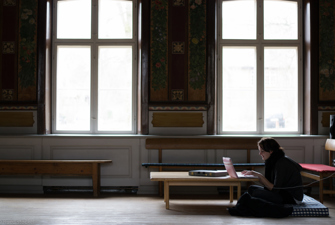 Pige i højskolesal. Foto: Højskolerne/Vallekilde Højskole