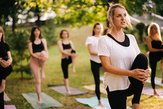 Kvinder laver yoga