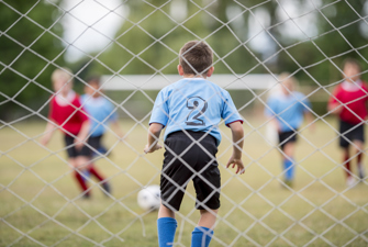 Børn spiller fodbold. Foto: GettyImages/FatCamera