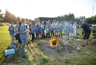 FDF'ere står om bålet