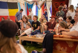 Unge mennesker samlet til bæredygtighedsfestival