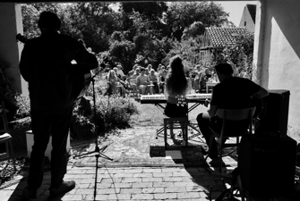 Kunstnerlavet KIT spiller musik i en carport