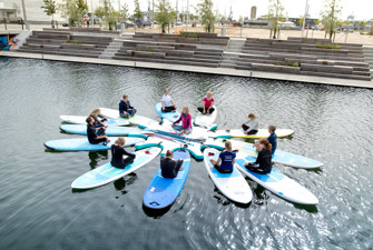 Folk i cirkel på paddleboard. Foto: Martin Dam Kristensen