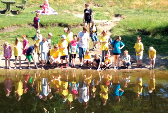 Børn fra FC Grenå står ved en sø. Foto: FC Grenå