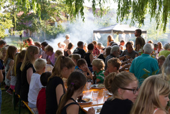 Folk sidder ved langbord. Foto: FFD/Testrup Højskole