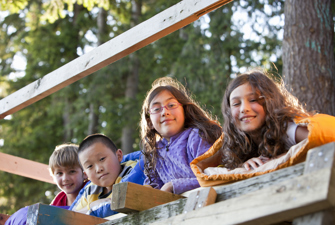 Børn sover i soveposer udenfor