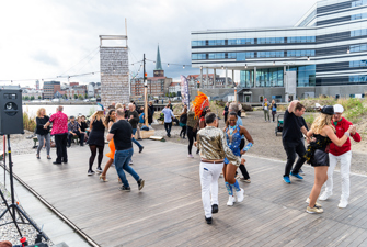 Folk danser ved Aarhus havn