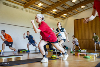 Idrætshøjskoleelever laver fysisk træning