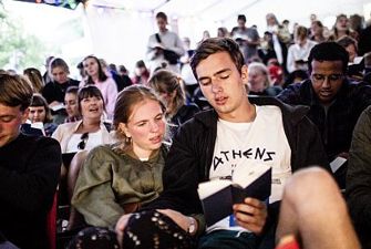 Højskoleelever på folkemøde