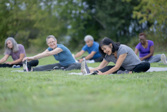 Folk der dyrker yoga udendørs