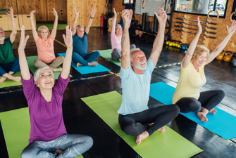 Ældre dyrker yoga. Foto: GettyImages/RgStudio