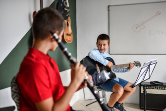 Drenge spiller instrument