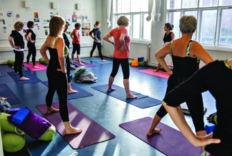 Folk dyrker yoga på aftenskole. Foto: Thomas Søndergaard