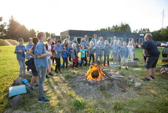 FDF'ere rundt om et bål. Foto: Rieke Poppe/FDF