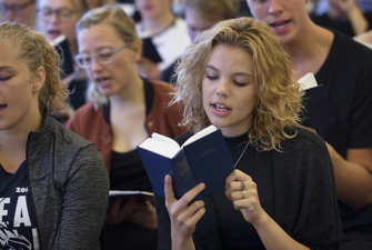 Højskoleelever synger fra højskolesangbogen