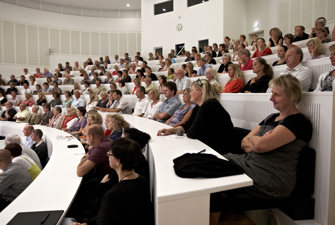 Forelæsningssal med mange mennesker