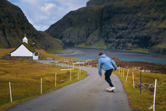 Dreng på skateboard på Færøerne