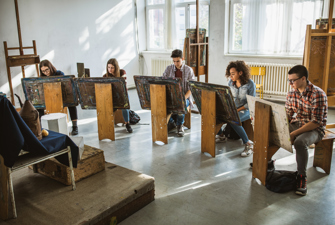 Unge mennesker maler