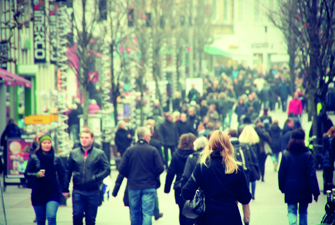 Folk går på en gågade. Foto: Colourbox