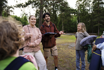 Unge ledere med børn på hyttetur